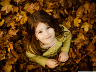 Little girl smiling leaves ground - a little girl free wallpaper