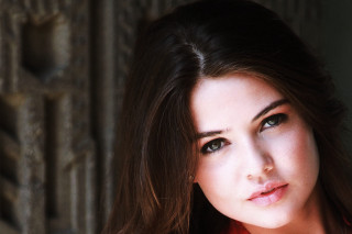 Long hair woman red shirt - pretty face free wallpaper