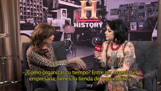 Woman talking man couch room - a couch in a room free wallpaper