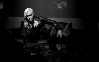 Man couch guitar black white - private press free wallpaper