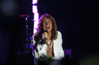 Woman singing microphone dark room - her hand and a microphone free wallpaper