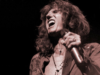 Man long hair singing microphone - open free wallpaper