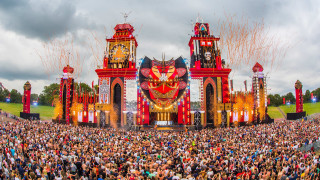 Crowd stage clock tower gathering - center free wallpaper