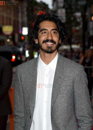 Bearded man redcarpet citynight bokeh - free portrait wallpaper