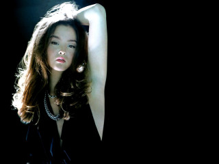 Woman necklace pearls posing dark - a picture in the dark free wallpaper