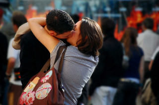 Romantic city street kiss bokeh - a crowd of people free wallpaper
