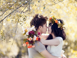 Couple hugging flower tree sky - romantic free wallpaper for desktop
