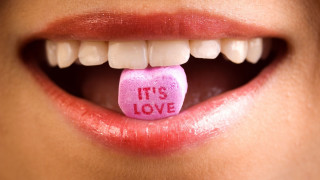 Woman mouth candy heart love - free valentines wallpaper
