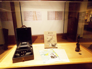 Camera notepad pen display case - a notepad free wallpaper