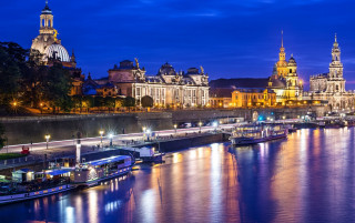 River boats city night lights - the building free wallpaper