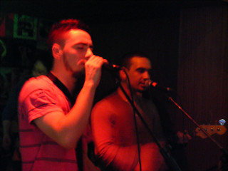 Man singing microphone guitar dark - almada negreiro free wallpaper