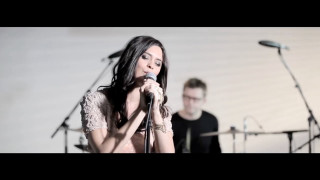 Woman singing microphone man guitar 3 - a microphone free wallpaper