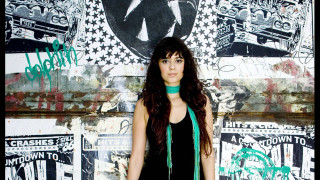 Woman graffiti wall green scarf - interactive free wallpaper