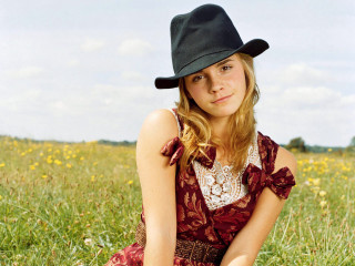 Woman field hat dress red - emma watson free wallpaper