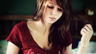 Woman red shirt sitting bed - a green wall free wallpaper