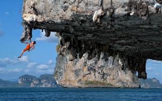 Man hanging cliff climbing water - amazing free wallpaper