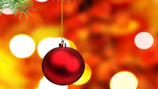 Red ornament christmas tree bokeh - boke free wallpaper