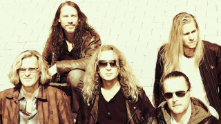 Men sitting brick wall sunglasses - one man free wallpaper