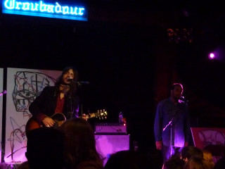 Man playing guitar singing woman - a man playing free wallpaper for desktop