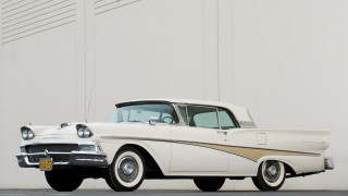 White car white wall gold - a gold stripe free wallpaper