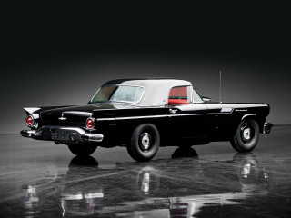 Classic car black white reflection 2 - a red tail light free wallpaper