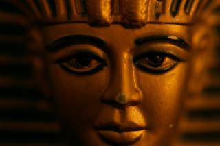 Gold statue woman face black - a gold background free wallpaper