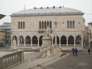 Large building statue people fence - a statue in front free wallpaper