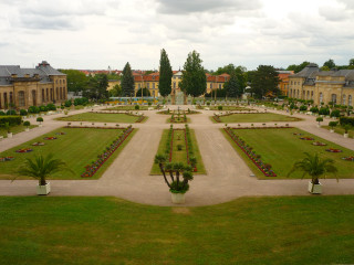 Large garden trees bushes fountain - heidelberg school free wallpaper