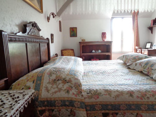 Bed floral wooden dresser mirror - a bedroom free wallpaper