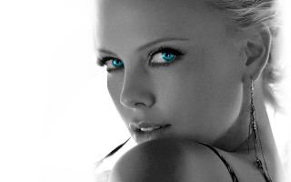 Woman blue eyes serious necklace - blue eye and a necklace free wallpaper