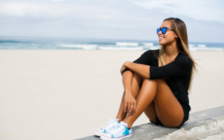 Woman sitting ledged beach legs - her shoe free wallpaper