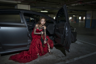 Woman red dress car door - chen jiru free wallpaper