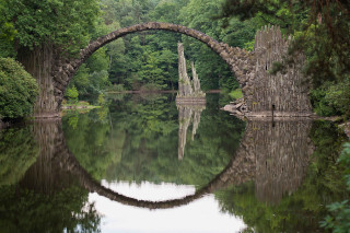 Stone bridge river trees bushes 2 - symmetrical balance free wallpaper
