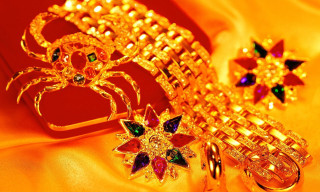 Gold jewelry yellow cloth red - evert collier free wallpaper