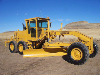 Yellow bulldozer desert mountain background - a desert area free wallpaper