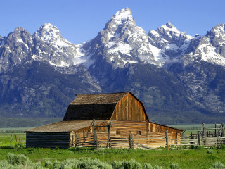 Barn field mountains snow background - a barn in a field free wallpaper