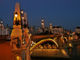 Bridge lit night city background 2 - viennese actionism free wallpaper