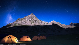 Tents grass mountain night stars - astrophotography free wallpaper