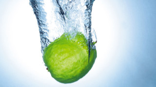 Green apple water splash dropping - a green apple free wallpaper