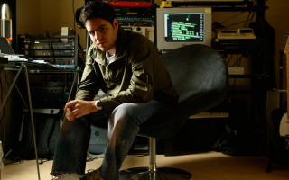 Man sitting chair computer guitar - david rubín free wallpaper