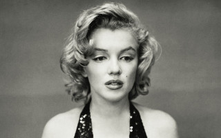 Woman tie posing black white - photoreal free wallpaper