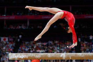 Woman balance beam trick crowd - symmetric free wallpaper
