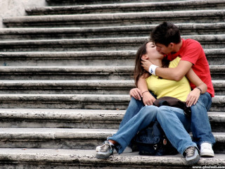 Man woman kissing steps building 2 - free valentines wallpaper