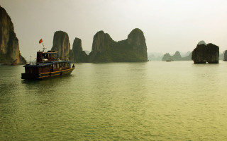 Boat water mountains rocks flag - the boat free wallpaper