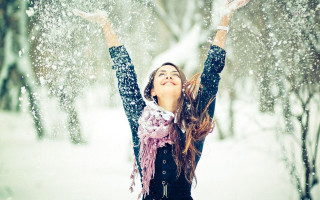Woman throwing snow air snowy - figuration libre free wallpaper
