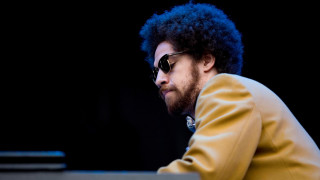 Bearded man sunglasses laptop black - altichiero free wallpaper