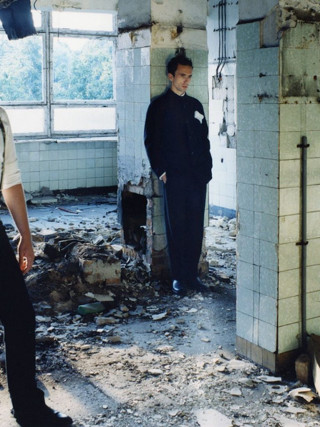 Man standing room tv middle - a tv free wallpaper