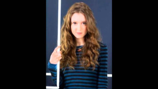 Woman thumbs up blue wall - beatrice huntington free wallpaper for desktop