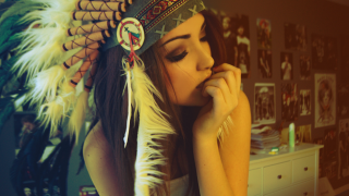 Woman feather headdress posing picture - picture free wallpaper