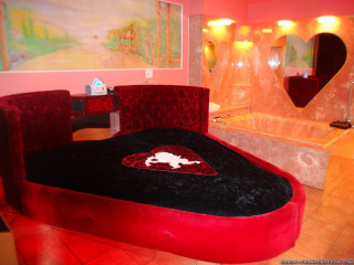 Bed heart pillow bathtub mirror - detail free wallpaper